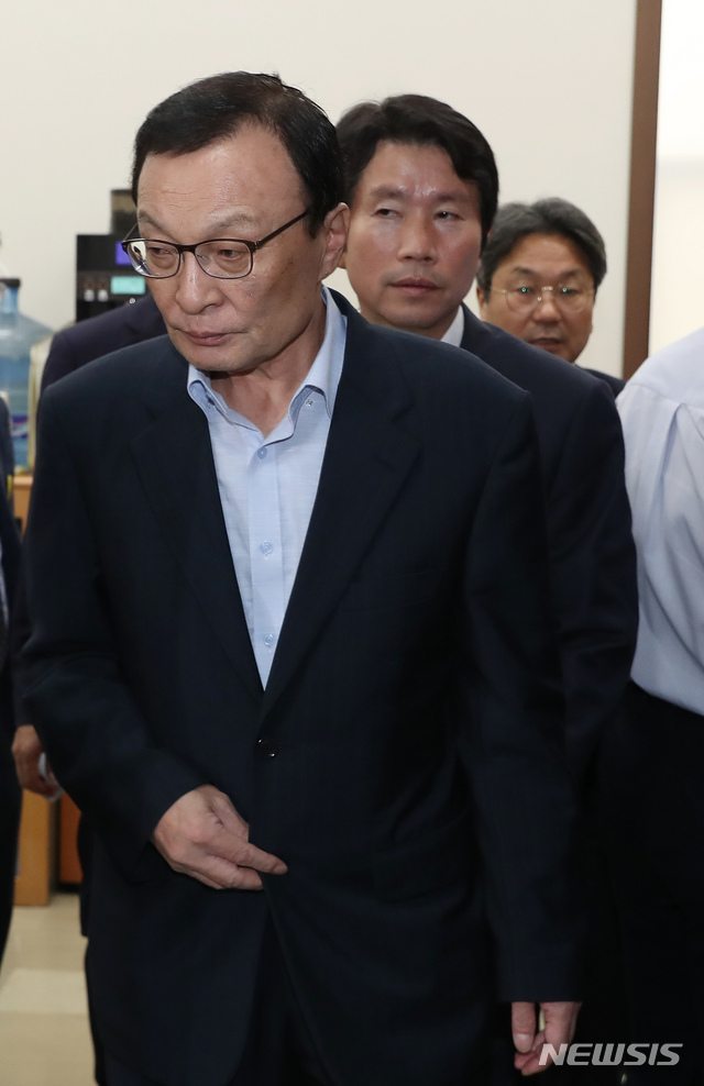 【서울=뉴시스】고승민 기자 = 9일 서울 여의도 국회에서 민주당 이해찬 대표와 이인영 원내대표가 강기정 청와대 정무수석과 회동을 마치고 회의실을 나서고 있다. 2019.09.09. kkssmm99@newsis.com