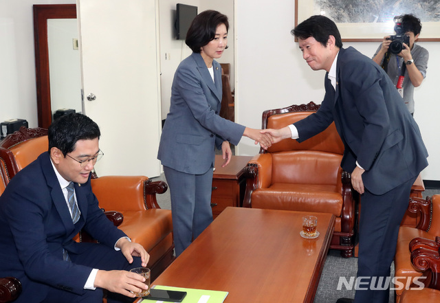 【서울=뉴시스】 박영태 기자 = 더불어민주당 이인영 원내대표와 자유한국당 나경원 원내대표가 9일 오전 서울 여의도 국회 운영위원장실에서 3당 원내대표 회동을 하기 전 인사를 나누고 있다. 2019.09.09.since1999@newsis.com