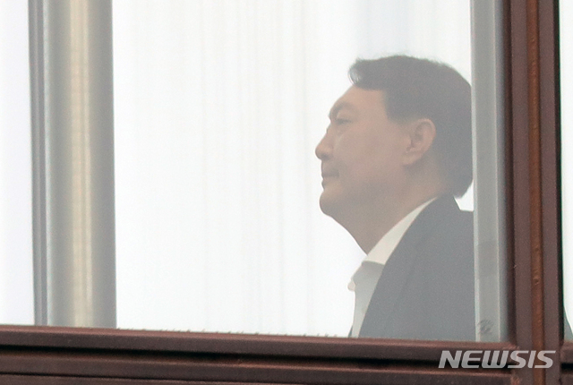 【서울=뉴시스】배훈식 기자 = 문재인 대통령이 조국 후보자를 법무부 장관에 임명한 9일 오전 서울 서초구 대검찰청에서 윤석열 검찰총장이 점심 식사를 하기 위해 구내식당으로 향하고 있다. 2019.09.09.&nbsp; dahora83@newsis.com