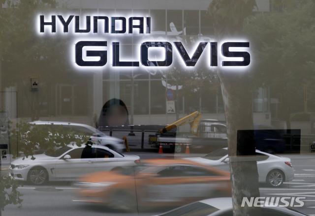 【서울=뉴시스】최동준 기자 = 현대글로비스 소속 대형 자동차 운반선(PCC) '골든레이(Golden Ray) 호'가 미국 남동부 조지아주 해안에서 전도된 가운데 현대글로비스가 국내에 종합상황반을 구성하고 직원들을 현지로 급파, 비상대책반을 운영하고 있다.현대글로비스에 따르면 해당 선박에는 한국인 10명, 필리핀인 13명 등 23명의 선원과 미국 국적 도선사 등 24명이 탑승하고 있었다. 이중 한국인 4명이 구조되지 못했다. 사진은 9일 서울 강남구 현대글로비스 본사 모습. 2019.09.09. photocdj@newsis.com