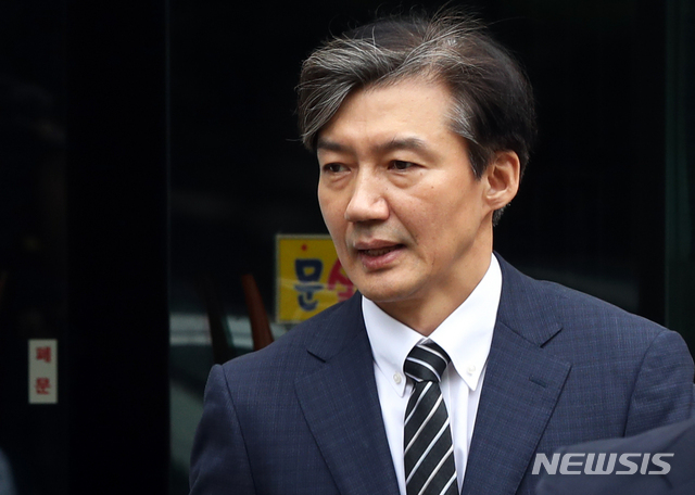 【서울=뉴시스】 이윤청 기자 = 조국 신임 법무부 장관이 9일 오후 서울 서초구 자택을 나서고 있다. 문재인 대통령은 이날 오전 조 후보자에 대한 임명을 재가했다. 2019.09.09. radiohead@newsis.com