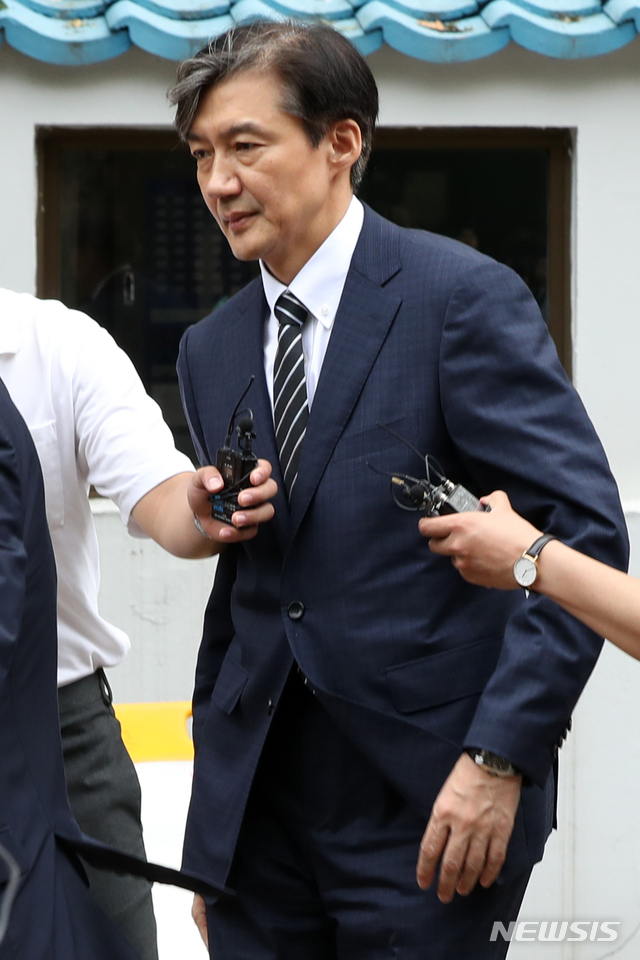 【서울=뉴시스】 이윤청 기자 = 조국 신임 법무부 장관이 9일 오후 서울 서초구 자택을 나서고 있다.&nbsp; 문재인 대통령은 이날 오전 조 후보자에 대한 임명을 재가했다. 2019.09.09.&nbsp; radiohead@newsis.com 