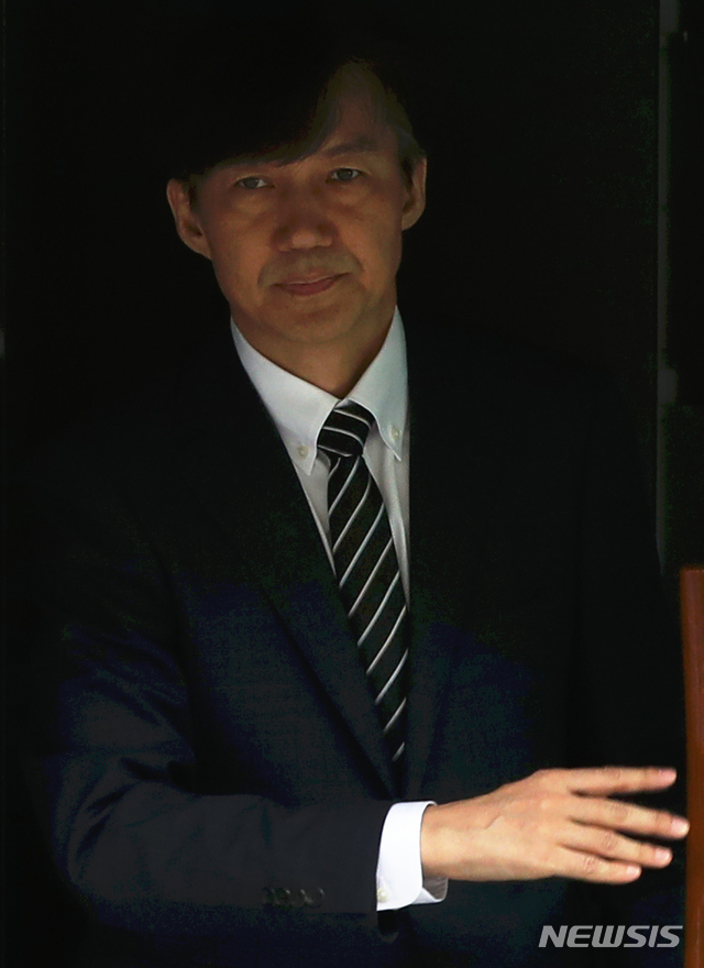 【서울=뉴시스】 이윤청 기자 = 조국 신임 법무부 장관이 9일 오후 서울 서초구 자택을 나서고 있다. 문재인 대통령은 이날 오전 조 후보자에 대한 임명을 재가했다. 2019.09.09. radiohead@newsis.com