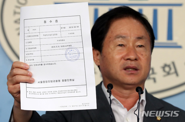 【서울=뉴시스】 박영태 기자 = 자유한국당 주광덕 의원이 9일 오전 서울 여의도 국회 정론관에서 조국 법무부장관 아들의 서울대학교 법학연구소 공익인권법센터 인턴십 활동 예정증명서와 관련한 수사 의뢰서를 보이며 기자회견을 하고 있다. 2019.09.09.since1999@newsis.com