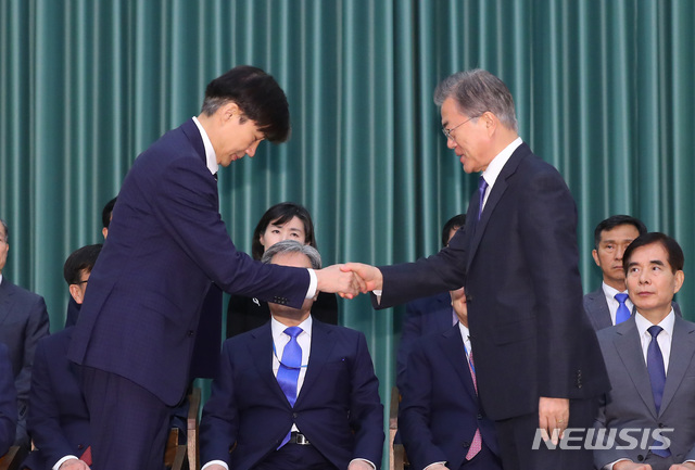 【서울=뉴시스】전신 기자 = 문재인 대통령이 9일 청와대 본관에서 조국 신임 법무부 장관에게 임명장을 수여한 뒤 악수하고 있다.2019.09.09. photo1006@newsis.com