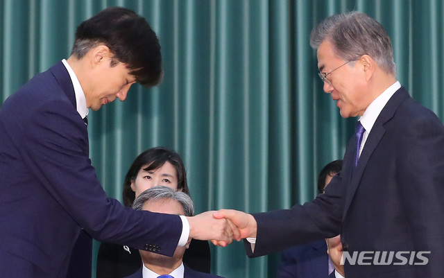 【서울=뉴시스】전신 기자 = 문재인 대통령이 9일 청와대 본관에서 조국 신임 법무부 장관에게 임명장을 수여한 뒤 악수하고 있다.2019.09.09. photo1006@newsis.com