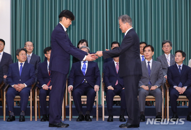 【서울=뉴시스】전신 기자 = 문재인 대통령이 9일 청와대 본관에서 조국 신임 법무부 장관에게 임명장을 수여하고 있다.2019.09.09.&nbsp; photo1006@newsis.com