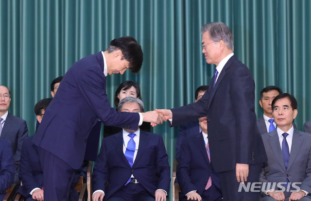 【서울=뉴시스】전신 기자 = 문재인 대통령이 9일 청와대 본관에서 조국 신임 법무부 장관에게 임명장을 수여한 뒤 악수하고 있다.2019.09.09. photo1006@newsis.com