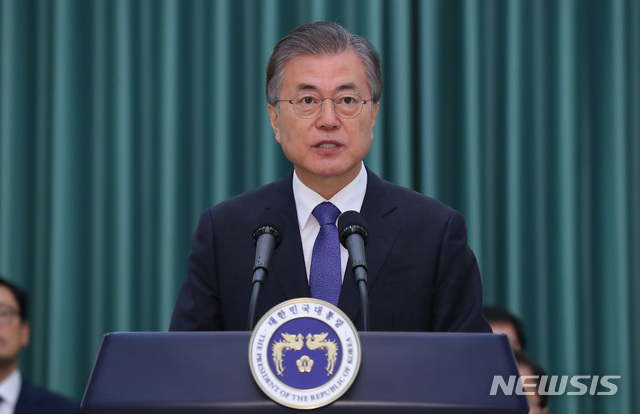 【서울=뉴시스】전신 기자 = 문재인 대통령이 9일 청와대 본관에서 열린 임명장 수여식을 마친 후 대국민 메시지를 발표하고 있다.2019.09.09. photo1006@newsis.com