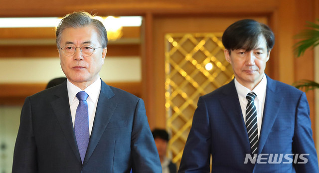 【서울=뉴시스】전신 기자 = 문재인 대통령이 9일 청와대 본관에서 조국 신임 법무부 장관과 함께 이동하고 있다.2019.09.09. photo1006@newsis.com