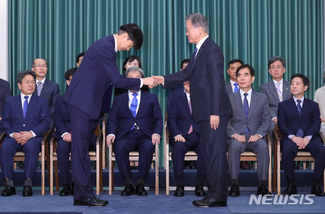 【서울=뉴시스】전신 기자 = 문재인 대통령이 9일 청와대 본관에서 조국 신임 법무부 장관에게 임명장을 수여한 후 악수하고 있다. 2019.09.09. photo1006@newsis.com