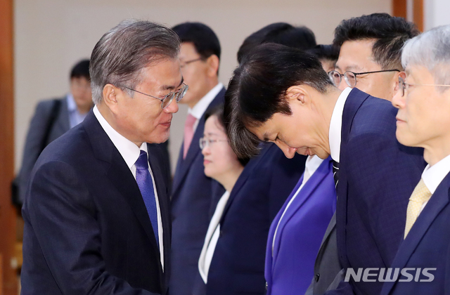 【서울=뉴시스】전신 기자 = 문재인 대통령이 9일 청와대 본관에서 조국 신임 법무부 장관과 악수하고 있다. 2019.09.09. photo1006@newsis.com