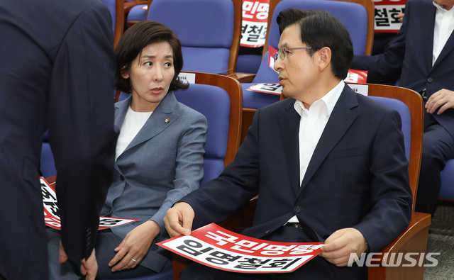 【서울=뉴시스】이종철 기자&nbsp; = 9일 서울 여의도 국회에서 열린 자유한국당 긴급의원총회에서 황교안 대표와 나경원 원내대표가 조국 법무부장관 임명과 관련 의견을 나누고 있다. 2019.09.09. jc4321@newsis.com