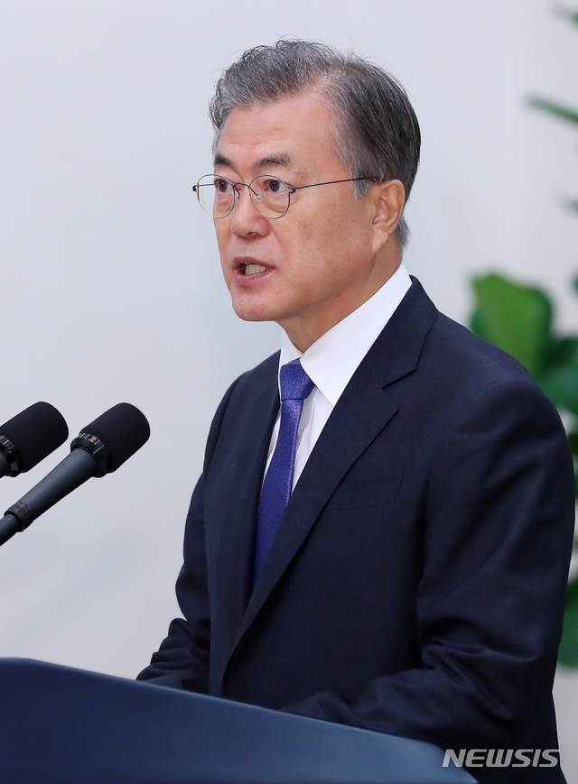 【서울=뉴시스】전신 기자 = 문재인 대통령이 9일 청와대 본관에서 열린 임명장 수여식을 마친 후 대국민 메시지를 발표하고 있다.2019.09.09. photo1006@newsis.com