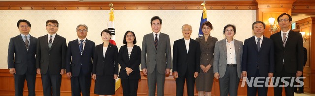 【서울=뉴시스】 고범준 기자 = 이낙연(가운데) 국무총리가 9일 오후 서울 종로구 세종대로 정부서울청사에서 열린 '자살예방정책위원회 민간위원 위촉장 수여식'에서 위원들에게 위촉장을 수여한 뒤 기념촬영을 하고 있다. 민간위원은 오강섭, 민성호, 송인한, 최명민, 조현욱, 김양원, 조현섭, 강명수, 강지원, 정규성 위원으로 구성됐다. 2019.09.09. bjko@newsis.com