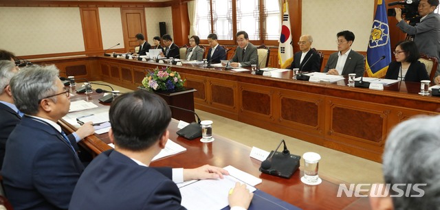 【서울=뉴시스】 고범준 기자 = 이낙연 국무총리가 9일 오후 서울 종로구 세종대로 정부서울청사에서 열린 제1차 자살예방정책위원회에서 모두발언을 하고 있다. 2019.09.09. bjko@newsis.com