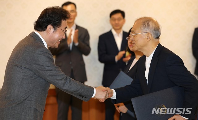 【서울=뉴시스】 고범준 기자 = 이낙연(왼쪽) 국무총리가 9일 오후 서울 종로구 세종대로 정부서울청사에서 열린 '자살예방정책위원회 민간위원 위촉장 수여식'에서 강지원 한국자살예방협회 이사장에게 위촉장을 수여한 뒤 악수하고 있다. 민간위원은 오강섭, 민성호, 송인한, 최명민, 조현욱, 김양원, 조현섭, 강명수, 강지원, 정규성 위원으로 구성됐다. 2019.09.09. bjko@newsis.com