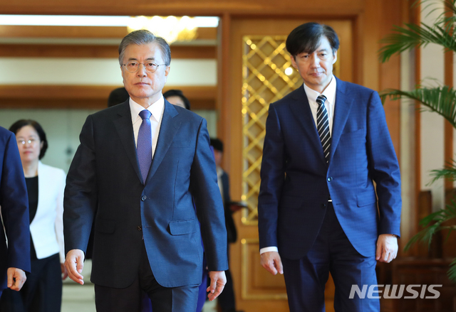 【서울=뉴시스】전신 기자 = 문재인 대통령이 9일 청와대 본관에서 열린 임명장 수여식을 마친 후 조국 신임 법무부 장관 등 신임 장관들과 환담장으로 이동하고 있다.2019.09.09. photo1006@newsis.com