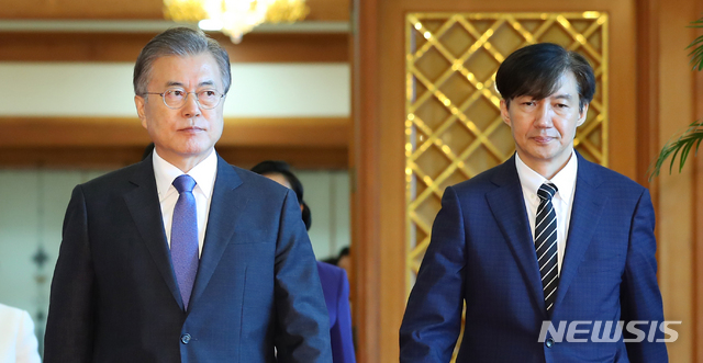 【서울=뉴시스】전신 기자 = 문재인 대통령이 9일 청와대 본관에서 열린 임명장 수여식을 마친 후 조국 신임 법무부 장관 등 신임 장관들과 환담장으로 이동하고 있다.2019.09.09.&nbsp; photo1006@newsis.com