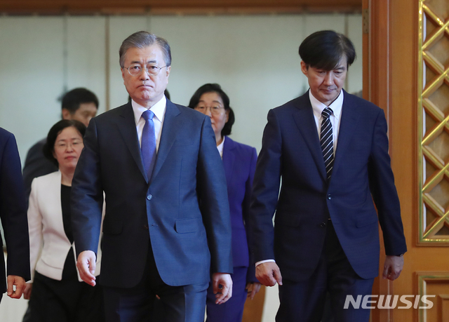 【서울=뉴시스】전신 기자 = 문재인 대통령이 9일 청와대 본관에서 열린 임명장 수여식을 마친 후 조국 신임 법무부 장관 등 신임 장관들과 환담장으로 이동하고 있다.2019.09.09.&nbsp; photo1006@newsis.com