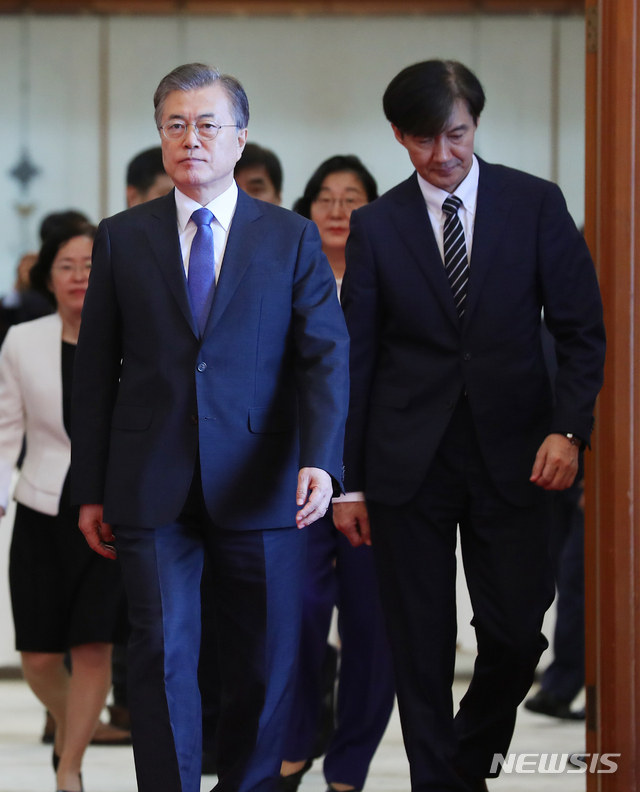 【서울=뉴시스】전신 기자 = 문재인 대통령이 9일 청와대 본관에서 열린 임명장 수여식을 마친 후 조국 신임 법무부 장관 등 신임 장관들과 환담장으로 이동하고 있다.2019.09.09. photo1006@newsis.com