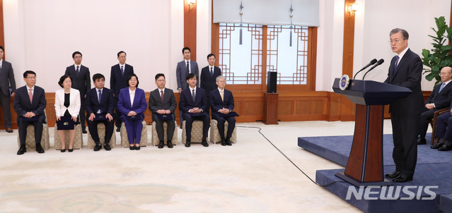 【서울=뉴시스】전신 기자 = 문재인 대통령이 9일 청와대 본관에서 열린 임명장 수여식을 마친 후 대국민 메시지를 발표하고 있다.2019.09.09. photo1006@newsis.com