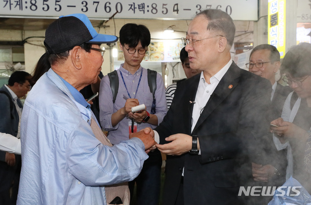 【공주=뉴시스】강종민 기자 = 추석을 앞두고 민생물가 점검에 나선 홍남기 부총리 겸 기획재정부 장관이 9일 오후 충남 공주산성시장에서 복지시설에 전달할 물품을 구입하며 시민과 대화하고 있다. 2019.09.09. ppkjm@newsis.com