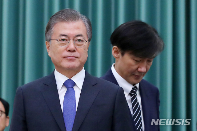 【서울=뉴시스】전신 기자 = 문재인 대통령이 9일 청와대 본관에서 열린 임명장 수여식에서 기념촬영을 위해 조국 신임 법무부 장관을 기다리고 있다.2019.09.09. photo1006@newsis.com