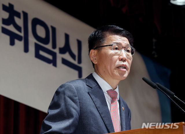 【서울=뉴시스】김병문 기자 = 은성수 신임 금융위원장이 9일 오후 서울 종로구 정부서울청사 별관에서 열린 취임식에 참석해 취임사를 하고 있다. 2019.09.09. dadazon@newsis.com