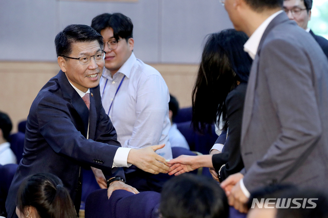 '안정·혁신·포용' 강조…은성수 금융위원장 '소·부·장'부터 챙긴다