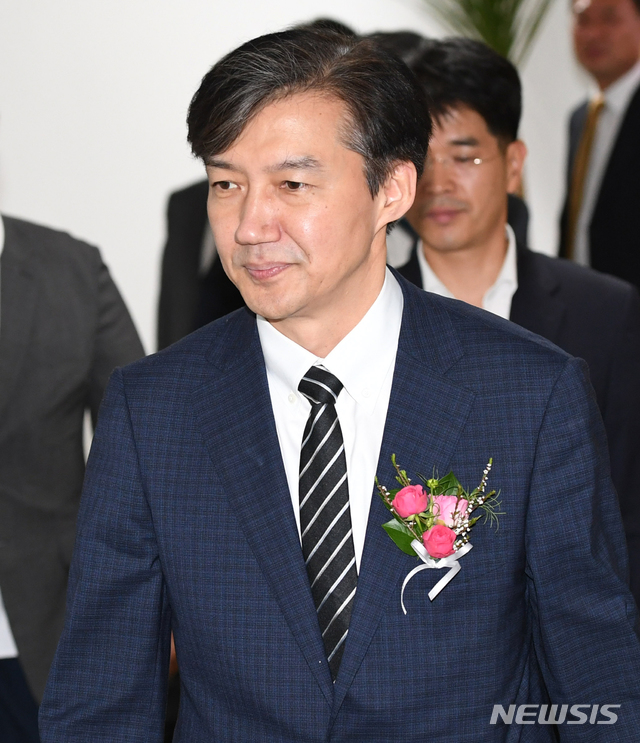 【과천=뉴시스】 이윤청 기자 = 조국 신임 법무부 장관이 9일 오후 경기 과천시 법무부 대회의실에서 열린 취임식에 참석하고 있다. 2019.09.09. photo@newsis.com