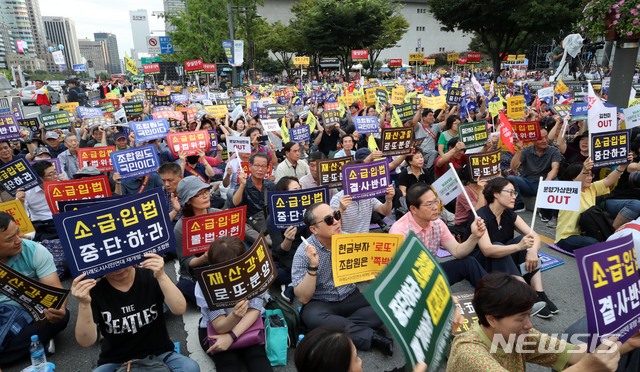 【서울=뉴시스】 고범준 기자 = 미래도시시민연대 회원들이 9일 오후 서울 종로구 세종대로 세종로소공원 인도에서 분양가상한제 소급적용 저지 재개발·재건축 조합원 총궐기대회를 하고 있다. 2019.09.09. bjko@newsis.com