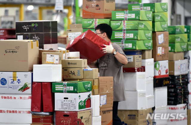 【대구=뉴시스】우종록 기자 = 추석을 앞두고 9일 오후 대구 북구 산격동 우편집중국에서 배송직원들이 전국에서 배송된 명절 소포와 택배 우편물을 배달하기 위해 분류작업을 하고 있다. 2019.09.09.wjr@newsis.com