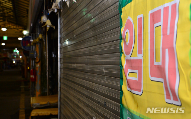 【서울=뉴시스】변재훈 기자 = 임대 공고가 붙은 상가. 2019.09.09.wisdom21@newsis.com