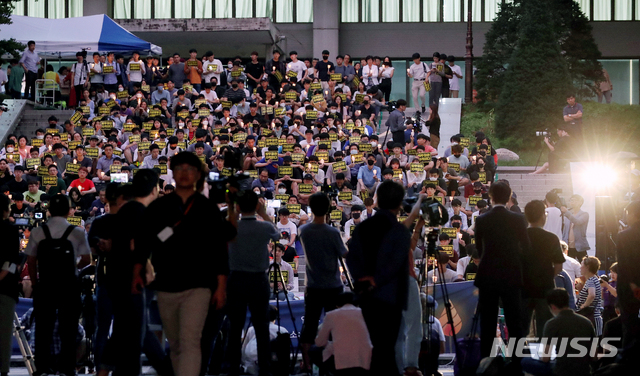 【서울=뉴시스】김병문 기자 = 9일 오후 서울 관악구 서울대학교 아크로폴리스에서 열린 '조국 교수 STOP! 제3차 서울대인 촛불집회' 참가자들이 촛불을 들고 있다. 2019.09.09. dadazon@newsis.com