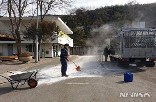 【창원=뉴시스】홍정명 기자= 경남 도내 공동방제단이 제13호 태풍 ‘링링’ 이후 높은 습도로 가축질병 발생이 우려되는 축산농가 인근 도로에 생석회를 뿌리고 있다.2019.09.10.(사진=경남도 제공) photo@newsis.com