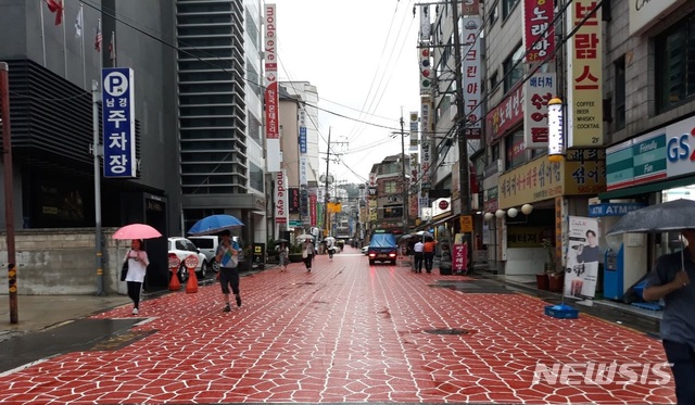 【서울=뉴시스】 동작구 사당1동 먹자골목 상점가일대 도로 디자인 포장. 2019.09.10. (사진=동작구 제공)
