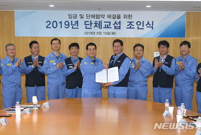 【포항=뉴시스】강진구 기자 = 포스코 노사는 10일 오전 경북 포항시 본사에서 2019년 임금 및 단체협약 체결 조인식을 가졌다.포스코와 교섭 대표노조인 포스코노동조합은 지난 9일 오후 기본급 2.0% 인상과 출퇴근 시간 1시간 조정, 난임치료휴가 및 자녀장학금 한도금액 확대 등 직원들의 삶의 질과 사회문제 해결을 위한 제도개선 등을 담은 합의안을 86.1%의 찬성률로 최종 타결했다.&nbsp;&nbsp; 사진 왼쪽부터 최인석 포항제철소 행정부소장, 이성재 광양지부장, 이주태 경영전략실장, 김경석 수석부위원장, 장인화 대표이사 사장, 김인철 포스코노동조합 위원장, 한성희 경영지원본부장, 박병엽 부위원장, 김순기 노무협력실장.2019.09.10.(사진=포스코 제공) photo@newsis.com
