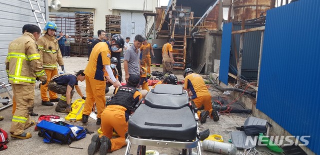 【대구=뉴시스】이은혜 기자 = 10일 오후 경북 영덕 축산면의 한 ~ 지하탱크에서 정비작업을 하던 외국인 근로자 4명이 질식해 인근 병원으로 옮겨졌다. 2019.09.10. (사진=경북소방본부 제공) photo@newsis.com 