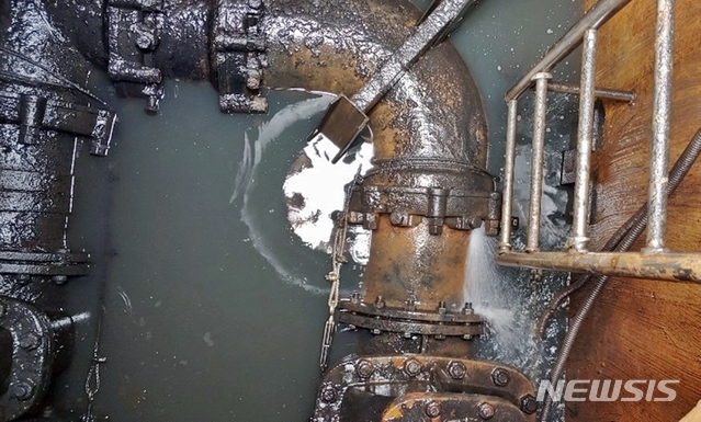 군산 미공군기지 오수 압송관로 유량계실 맨홀 내부에서 오수가 유출되고 있다. (사진=군산시 제공)