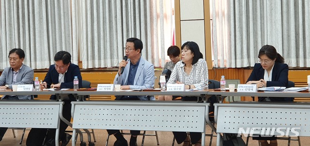 【경주=뉴시스】 이은희 기자= 10일 오후 경주시청에서 정정화 사용후핵연료 재검토위원회 위원장이 주민대표의 질문에 답하고 있다. 2019.09.10.leh@newsis.com