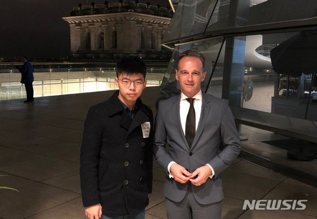 홍콩 범죄인 인도법(송환법) 반대 시위의 주역 중 하나인 조슈아 웡(黃之鋒) 데모시스토(香港衆志)당 비서장이 9일(현지시간) 베를린에서 하이코 마스 독일 외무장관과 만나 기념촬영을 하고 있다. (사진출처: 조슈아 웡 트위터 캡처) 2019.09.10