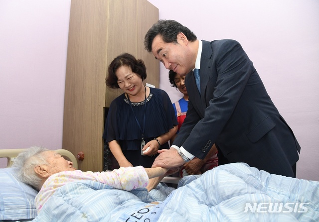【서울=뉴시스】이낙연 국무총리가 10일 세종에 있는 노인요양시설 '평안의 집'을 방문, 와상생활을 하고 있는 노인들을 만나 대화하고 있다. 2019.09.10. (사진=이낙연 총리 페이스북) photo@newsis.com