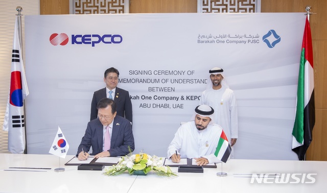【서울=뉴시스】김종갑 한국전력 사장과 나써 오 알 나서리 바라카원컴퍼니 사장은 9일(현지시각) 오후 '제3국 원전 공동진출 협력 MOU'에 서명했다.