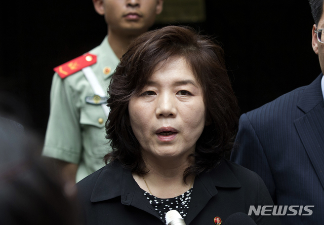 【평양=AP/뉴시스】최선희 북한 외무성 제1부상은 9일 담화를 통해 "9월 하순께 합의되는 시간과 장소에서 미국 측과 지금까지 우리가 논의해온 문제들을 포괄적으로 토의할 용의가 있다"고 밝혔다. 최 부상은 미국에 북한이 받아들일 수 있는 새로운 대안을 들고나올 것을 요구했다.사진은 최선희 부상이 2016년 6월 23일 중국 베이징 주재 북한대사관 밖에서 기자들에게 브리핑하는 모습. 2019.09.10.