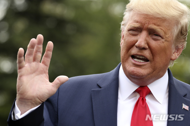 【워싱턴=AP/뉴시스】도널드 트럼프 미 대통령이 9일(현지시간) 백악관에서 기자들에게 이야기하고 있다. 그는 이날 아프가니스탄 탈레반 반군과의 평화협상이 지난주 결렬된 후 이제 회복할 수 없게(dead) 됐다고 말했다. 2019.9.9