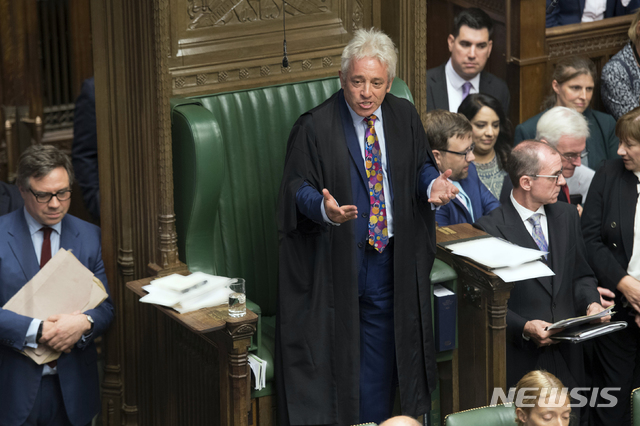 【런던=AP/뉴시스】9일(현지시간) 영국 하원에서 보리스 존슨 총리가 내놓은 총선 동의안이 다시 부결됐다. 존 버커우 하원의장은 "표결 결과 '고정임기 의회법(Fixed-term Parliaments Act 2011)'에 충족할 만한 다수가 확보되지 않았다"며 조기총선 동의안에 대한 부결을 발표했다. 사진은 이날 의회에서 표결을 진행 중인 버커우 하원의장. 2019.9.13.