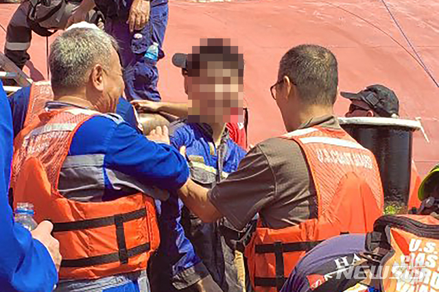  【제킬아일랜드=AP/뉴시스】9일(이하 현지시간) 미 조지아주 브런즈웍 항 인근에서 전도된 현대글로비스 소속 대형 자동차 운반선 골든레이 호에서 한 남성이 구조되고 있다.&nbsp; 미 해안경비대는 현지 시간 오후 6시쯤 "골든레이 호에 남아 있던 마지막 선원을 무사히 구출해 모든 선원의 안전이 확인됐다"라고 트위터를 통해 밝혔다.&nbsp; 골든레이 호는 앞서 8일 오전 1시40분경 조지아주 브런즈윅 항의 내항에서 외항으로 운항하던 중 전도됐다. 2019.09.10. 