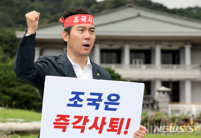 【서울=뉴시스】김병문 기자 = 자유한국당 김영우 의원이 10일 오전 서울 종로구 청와대 앞 분수대에서 조국 법무부 장관 사퇴를 촉구하는 1인 시위를 하고 있다. 2019.09.10. dadazon@newsis.com