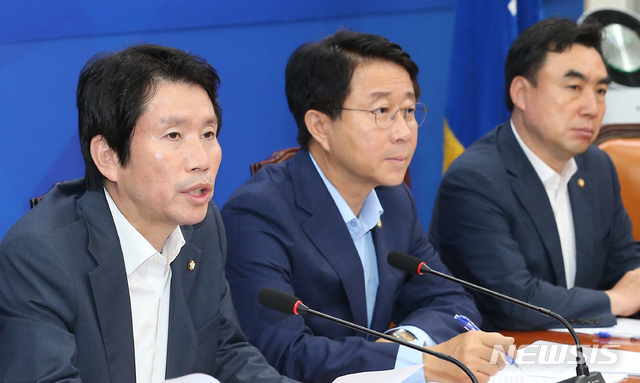 【서울=뉴시스】이종철 기자 = 10일 서울 여의도 국회에서 열린 더불어민주당 원내대책회의에서 이인영 원내대표가 모두발언을 하고 있다. 2019.09.10. jc4321@newsis.com